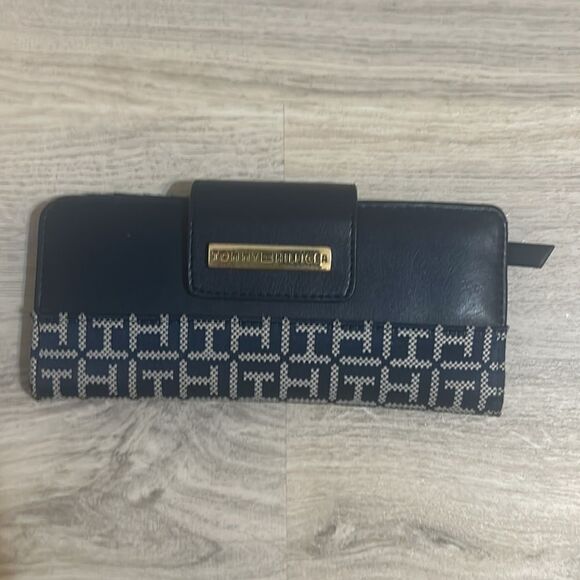 Tommy Hilfiger Handbags - Tommy Hilfiger Black and White Women's Bag
